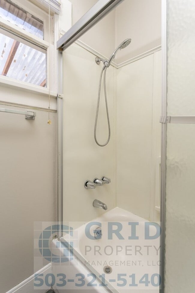 Building Photo - 2 Bedroom Home Available in Southeast Wood...