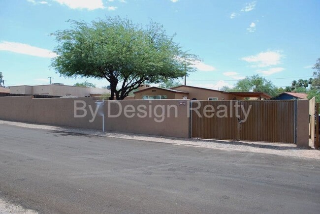 Primary Photo - Recently Updated - 3 Bed 2 Bath - Large Ga...
