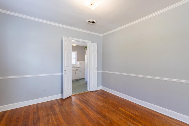 Building Photo - 742 Ivy Rd