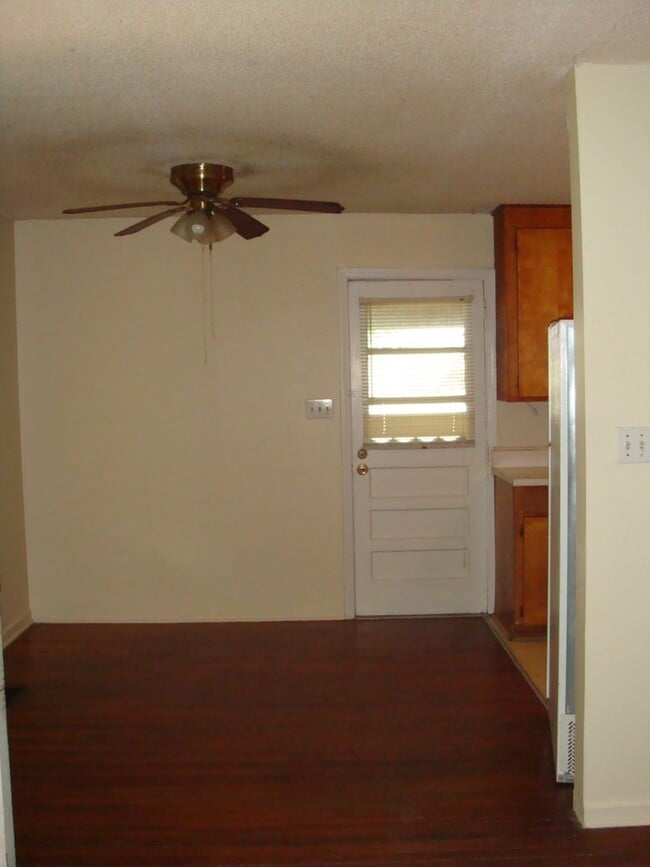 Building Photo - THREE BEDROOM, ONE BATH