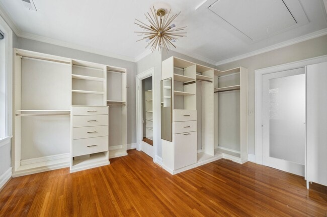 Building Photo - Beautiful Renovated 3 Bedroom 2.5 Bath off...