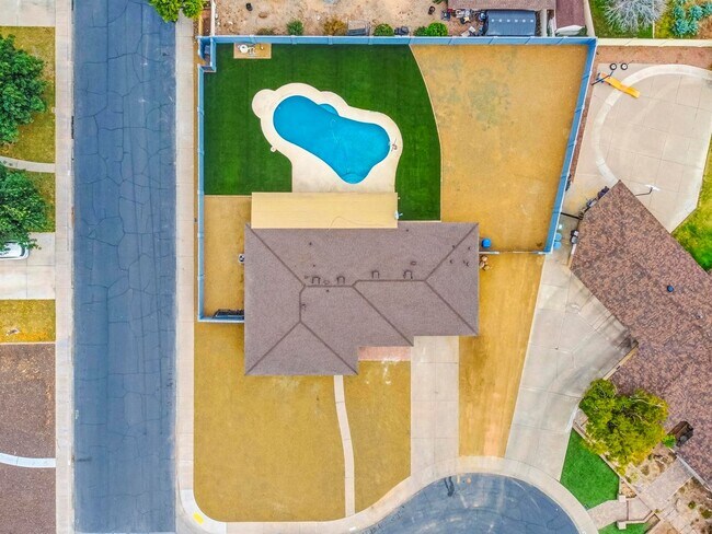 Building Photo - Tempe 5 bedroom 3 bath with pool and HUGE yard