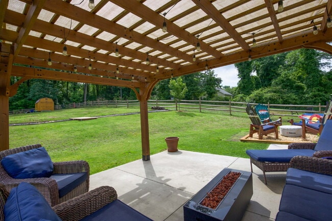 Building Photo - Charming 3-bedroom, 2.5-bath home nestled in the heart of Carthage