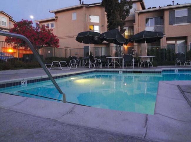 Building Photo - Spacious Townhome with High Ceilings in a Prime Commuter Location