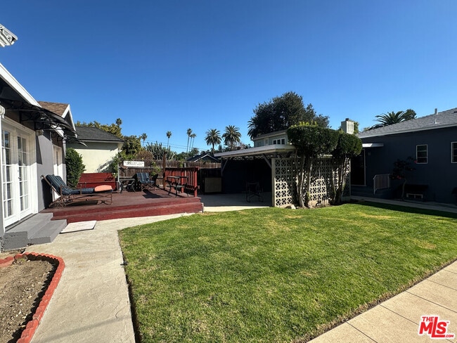 Building Photo - 1413 Paloma St