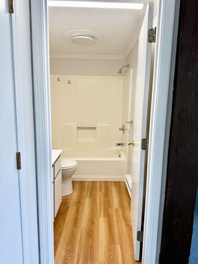 Building Photo - Well maintained inside and out