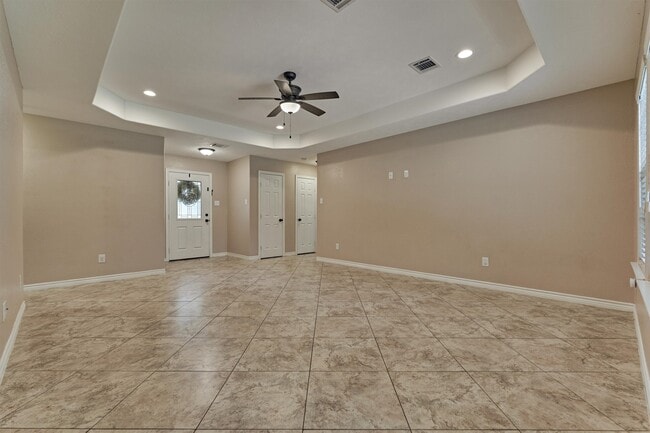 Building Photo - 10657 Royal Cavins Dr