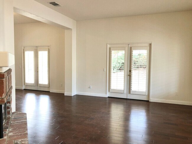 Building Photo - Wonderful Single Story Home, Quiet Neighbo...