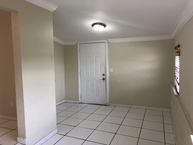 Building Photo - 812 W Lakewood Rd