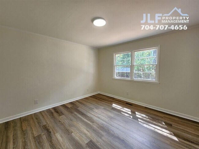 Building Photo - Fully Remodeled 3 Bed/1.5 Bath Ranch in Be...
