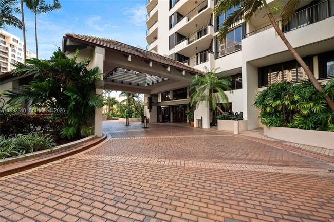 Building Photo - 520 Brickell Key Dr
