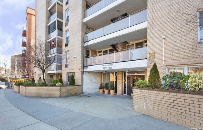Building Photo - 142-20 84th Dr