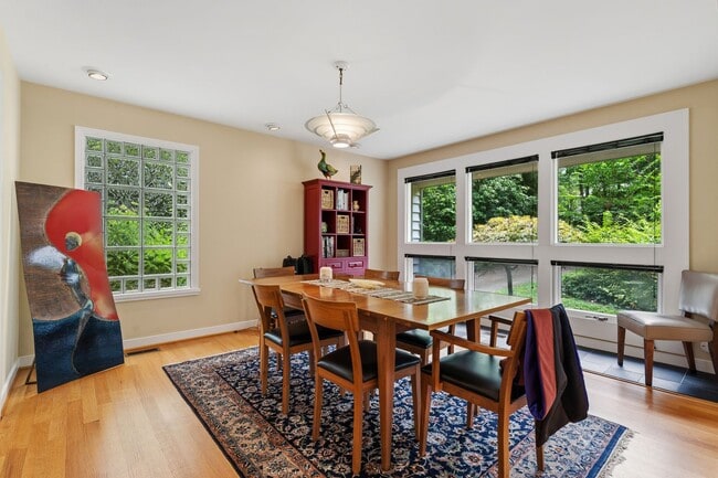 Building Photo - Contemporary 4bd/3.5ba Near Hope Valley + Home Equidistant to Downtown Durham & Chapel Hill!