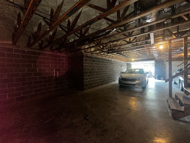 Building Photo - E. Morristown - 2 bed/1 bath duplex with b...
