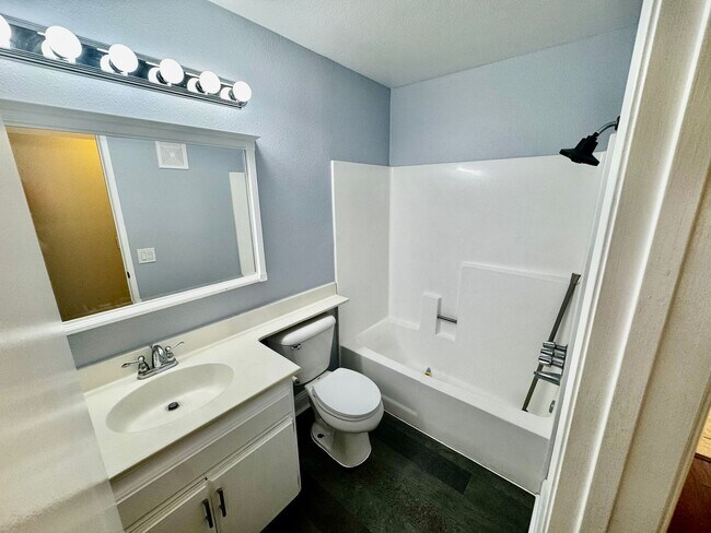 Building Photo - Updated 2nd Floor Corner Unit -3425 E. 15t...