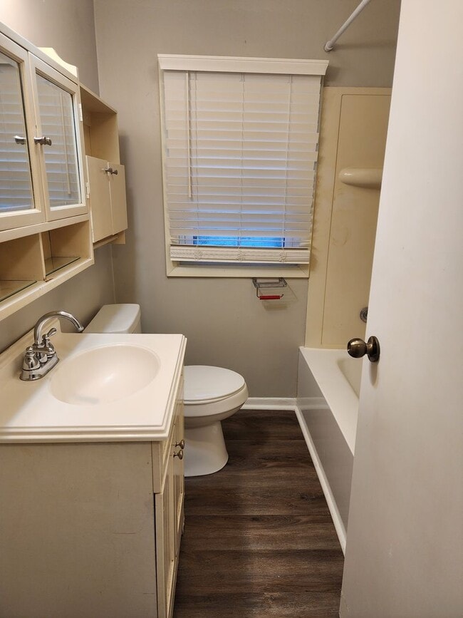 Building Photo - Nice 2 Bedroom