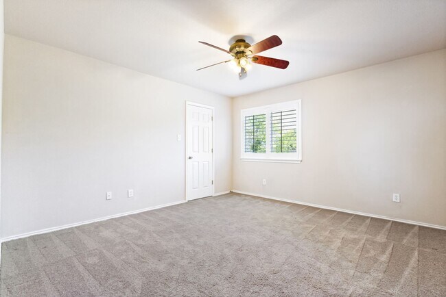 Building Photo - 4 Bedroom/2.5 Bath Wildhorse Subdivision