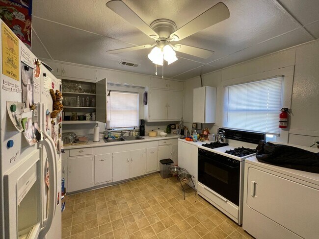 Building Photo - Three Bedroom on Easy St!