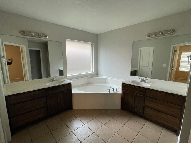 Building Photo - JENKS SCHOOLS - 3 bed with study and formal dining!!