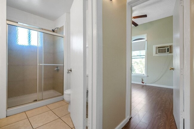 Building Photo - 2 bedroom 1 bath walking distance to downtown Hanford