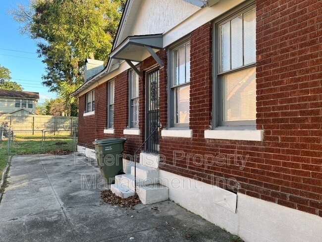 Building Photo - 836 Maury St