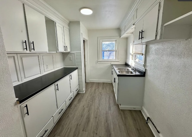 Building Photo - Charming 2-Bedroom Apartment in a Classic ...