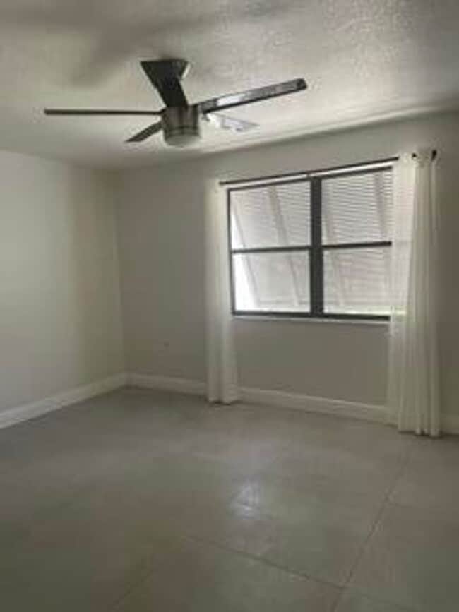 Building Photo - 1660 W Golfview Dr