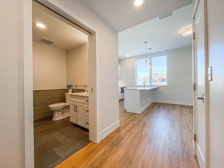 Building Photo - 5 India St