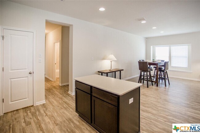 Building Photo - 242 Mossycup Dr
