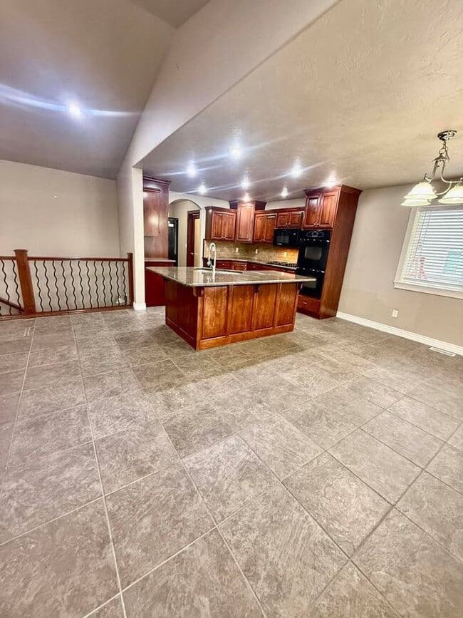 Building Photo - Large beautiful home