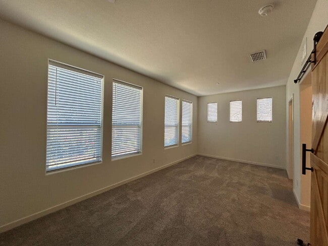 Building Photo - Fresh 3 Bed, 2 Bath Home - Close to shopping!