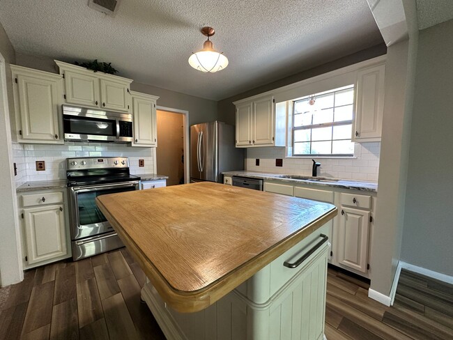 Building Photo - 2 bedroom 2 bath condo w/ balcony & garage available for rent in Mill Ridge!