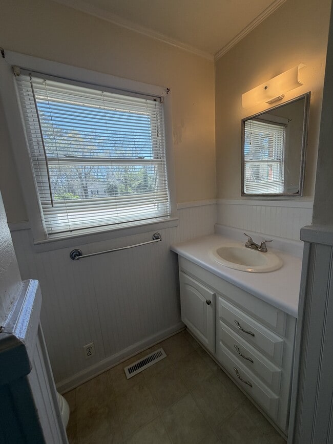 Building Photo - 1008 W Arlington Blvd