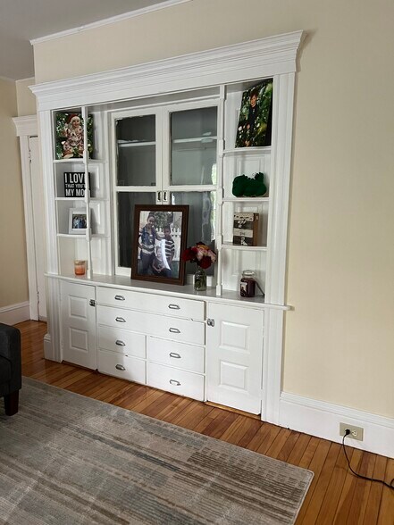 Building Photo - 10 Pine St