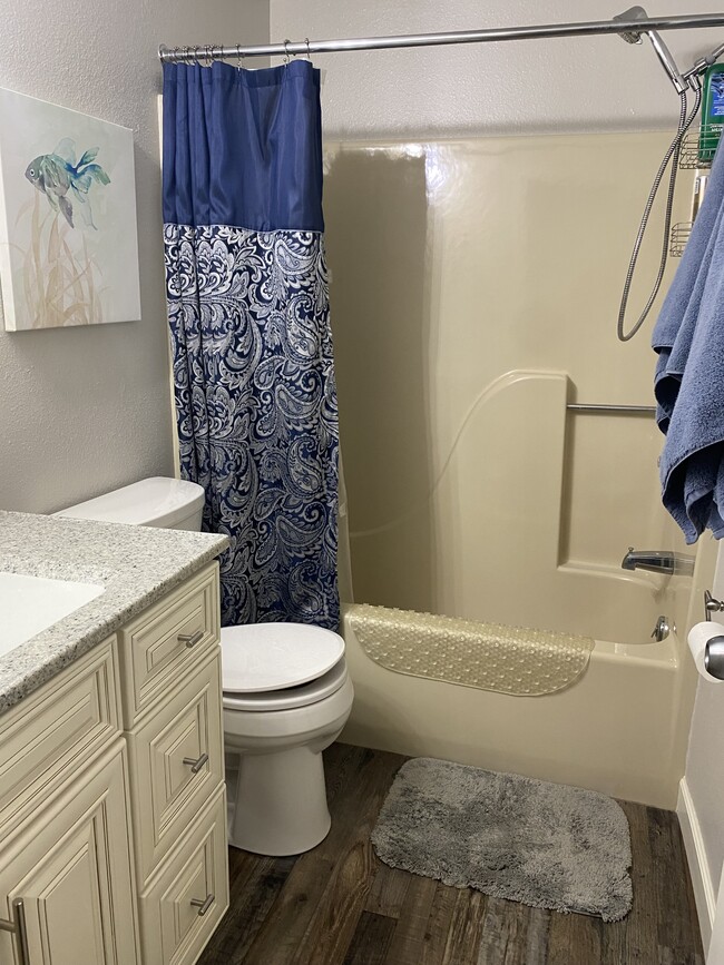 Building Photo - 611 Lazy Days Rd