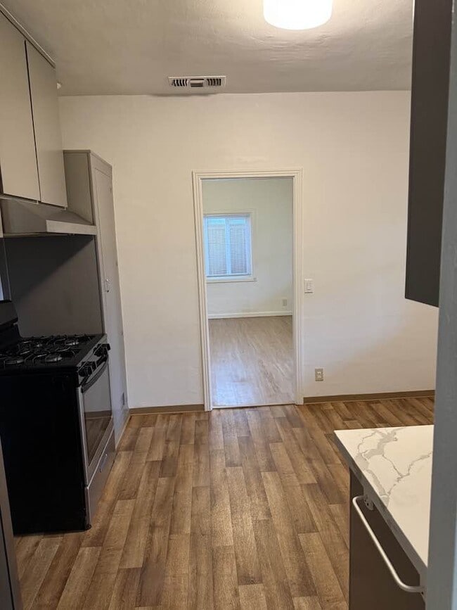 Building Photo - 677 Almond St