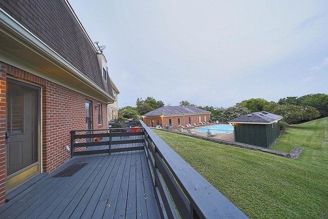 Building Photo - Great 2BA/2.5 BE Brentwood End Unit Townhome!