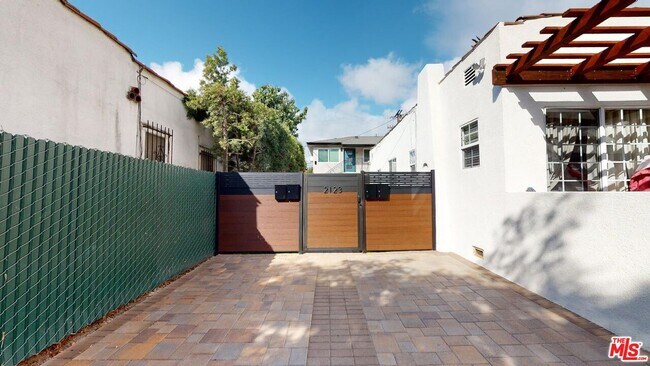 Building Photo - 2123 S Orange Dr