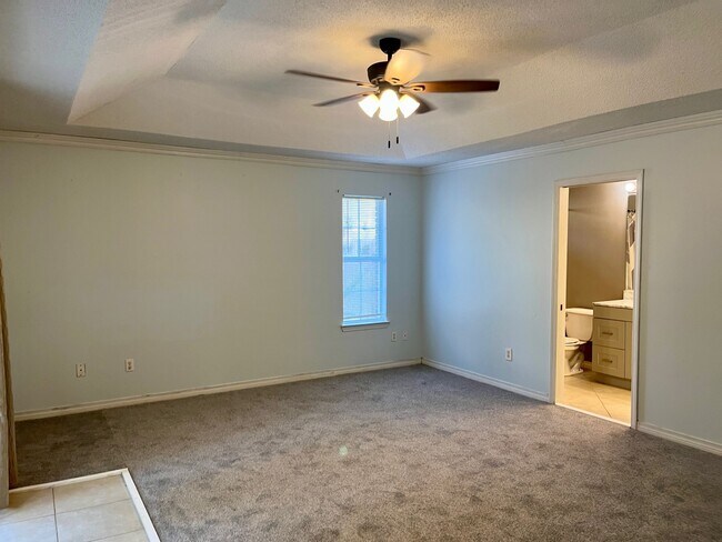 Building Photo - 3102 Lynn Dr