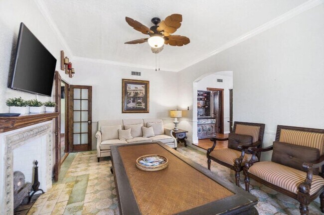 Building Photo - 400 33rd St