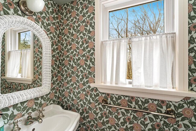 Building Photo - 150 King St