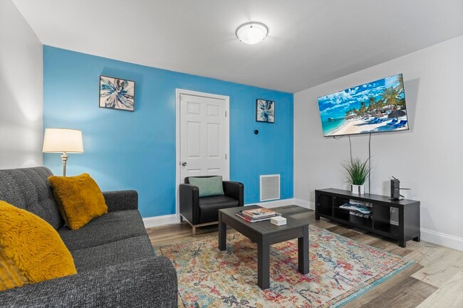 Building Photo - 727 Hampton Rd