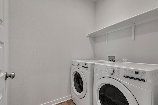 Building Photo - 212 Bendecido Loop
