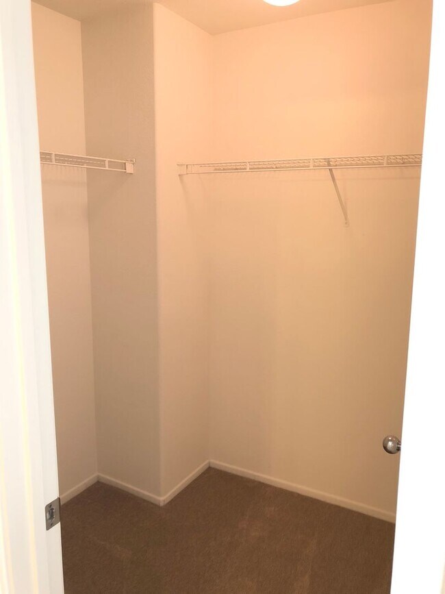 Building Photo - CHARMING 3 BR/2.5 BATH  " TWELVE PICKET LA...