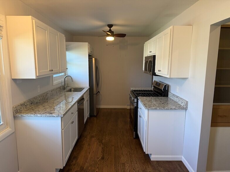 Building Photo - 1725 Elmwood Ln