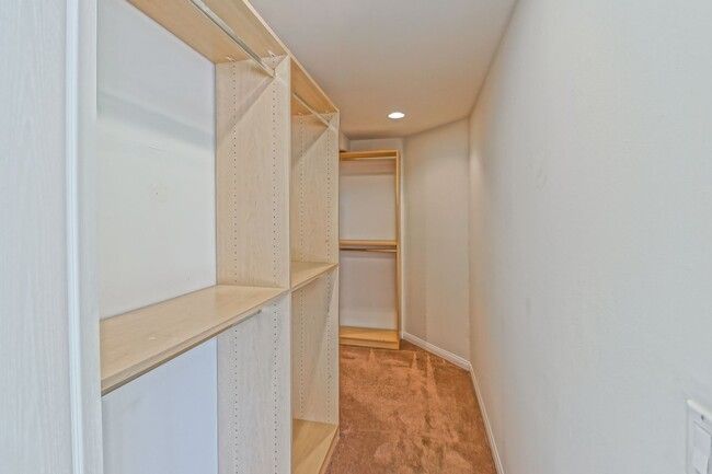 Building Photo - VERY SPACIOUS, BRIGHT & AIRY HOME W/ UNIQU...