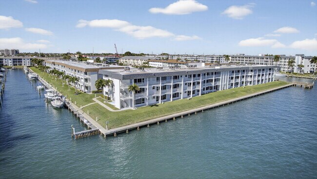 Building Photo - 100 Shore Ct
