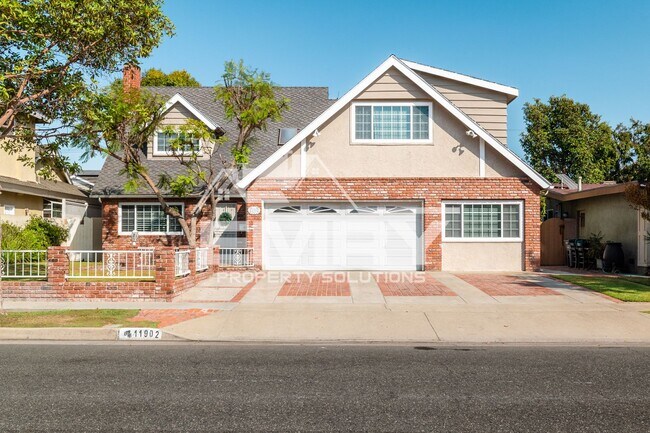 Building Photo - 5 Bedroom 3 Bathroom Single House in Los Alamitos CA 90720!!
