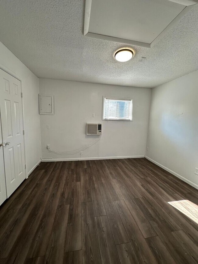 Building Photo - 4 bed 1 bath