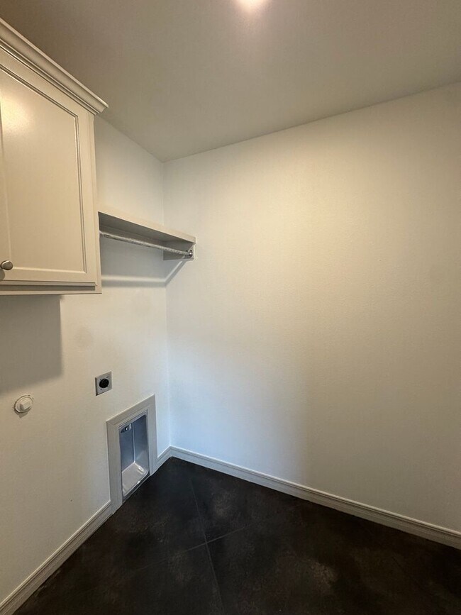 Building Photo - Located in the Glendale Area!!! New Build ...